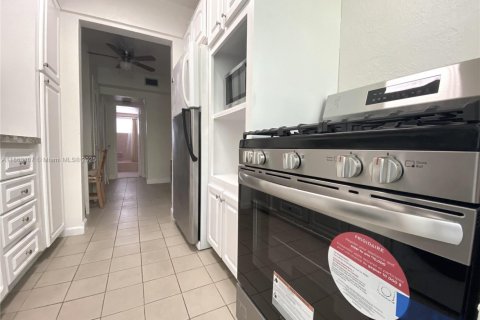 Condo in Miami Beach, Florida, 1 bedroom  № 1977599 - photo 2