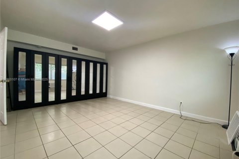 Condo in Miami Beach, Florida, 1 bedroom  № 1977599 - photo 10