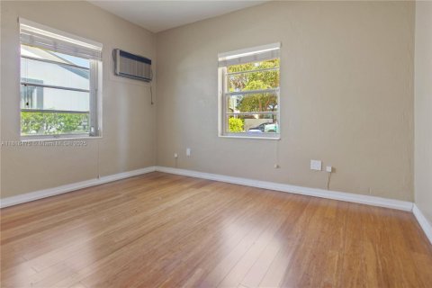 House in Miami, Florida 3 bedrooms, 117.34 sq.m. № 1779491 - photo 10