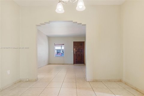 House in Miami, Florida 3 bedrooms, 117.34 sq.m. № 1779491 - photo 3