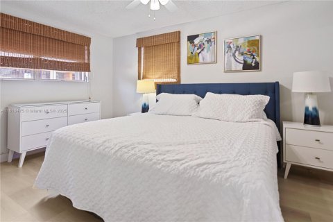 House in Miami, Florida 3 bedrooms, 117.34 sq.m. № 1779491 - photo 9