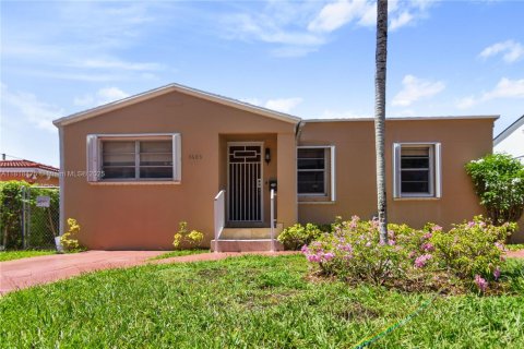 House in Miami, Florida 3 bedrooms, 117.34 sq.m. № 1779491 - photo 1