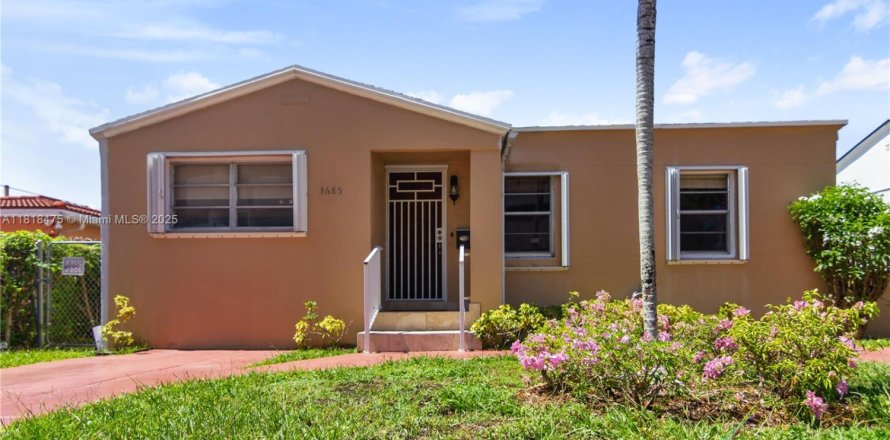 House in Miami, Florida 3 bedrooms, 117.34 sq.m. № 1779491