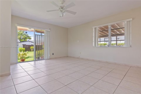 House in Miami, Florida 3 bedrooms, 117.34 sq.m. № 1779491 - photo 7