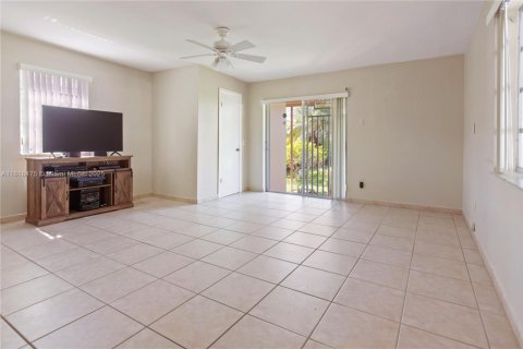 House in Miami, Florida 3 bedrooms, 117.34 sq.m. № 1779491 - photo 8