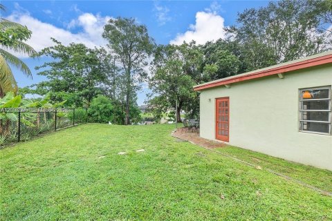 House in Lauderhill, Florida 3 bedrooms, 167.04 sq.m. № 2393143 - photo 24