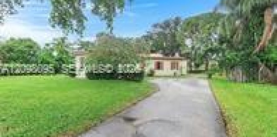 House in Lauderhill, Florida 3 bedrooms, 167.04 sq.m. № 2393143