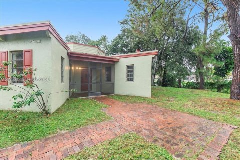 House in Lauderhill, Florida 3 bedrooms, 167.04 sq.m. № 2393143 - photo 19