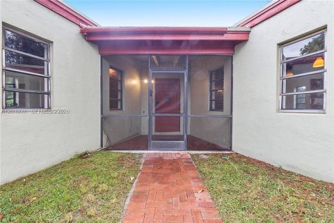House in Lauderhill, Florida 3 bedrooms, 167.04 sq.m. № 2393143 - photo 18