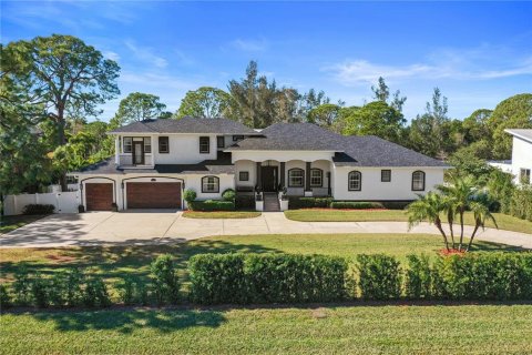 House in Saint Petersburg, Florida 5 bedrooms, 288.93 sq.m. № 1718628 - photo 1