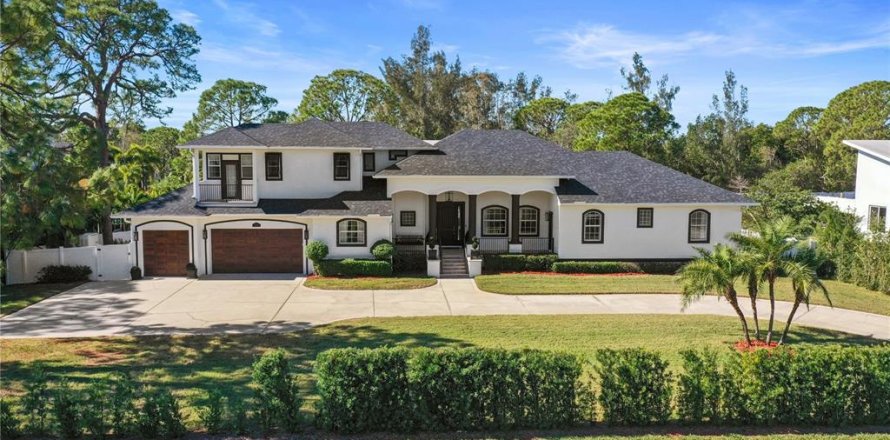 House in Saint Petersburg, Florida 5 bedrooms, 288.93 sq.m. № 1718628