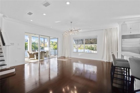 House in Saint Petersburg, Florida 5 bedrooms, 288.93 sq.m. № 1718628 - photo 15