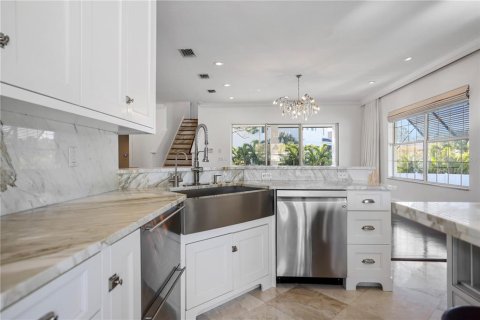 House in Saint Petersburg, Florida 5 bedrooms, 288.93 sq.m. № 1718628 - photo 25