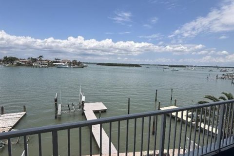 Casa en venta en Madeira Beach, Florida, 4 dormitorios, 215.81 m2 № 1894853 - foto 3