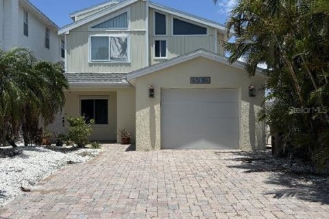 Casa en venta en Madeira Beach, Florida, 4 dormitorios, 215.81 m2 № 1894853 - foto 1