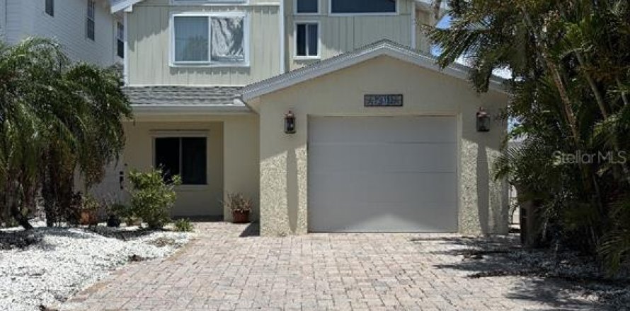 House in Madeira Beach, Florida 4 bedrooms, 215.81 sq.m. № 1894853