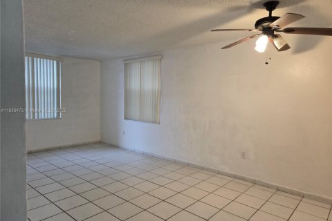 Copropriété à vendre à Hialeah, Floride: 2 chambres № 2018761 - photo 3