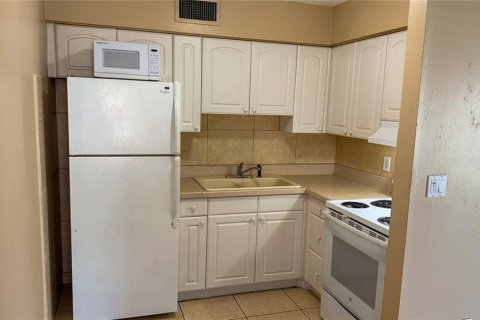 Commercial property in Sarasota, Florida 2 bedrooms, 70.33 sq.m. № 2396847 - photo 10