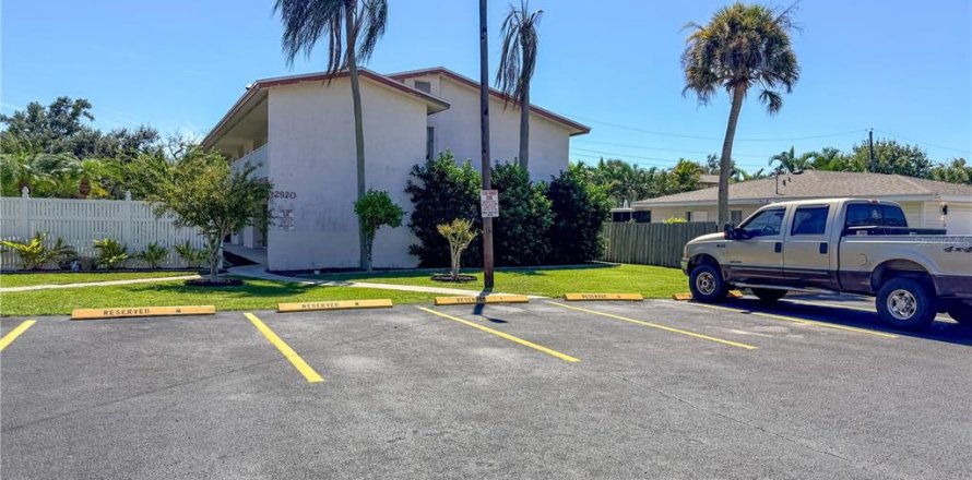 Commercial property in Sarasota, Florida 2 bedrooms, 70.33 sq.m. № 2396847