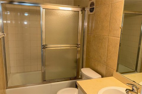 Commercial property in Sarasota, Florida 2 bedrooms, 70.33 sq.m. № 2396847 - photo 18