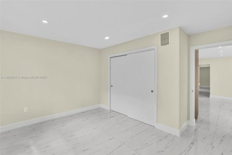 House in Hollywood, Florida 4 bedrooms, 140.75 sq.m. № 1956874 - photo 23