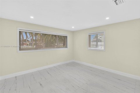 House in Hollywood, Florida 4 bedrooms, 140.75 sq.m. № 1956874 - photo 19