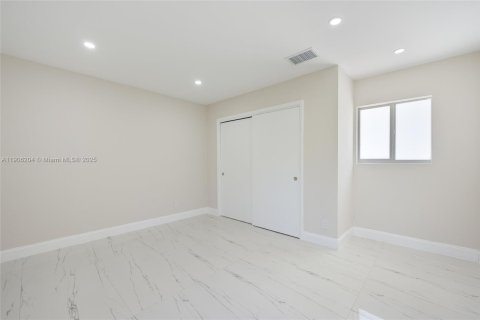 House in Hollywood, Florida 4 bedrooms, 140.75 sq.m. № 1956874 - photo 28