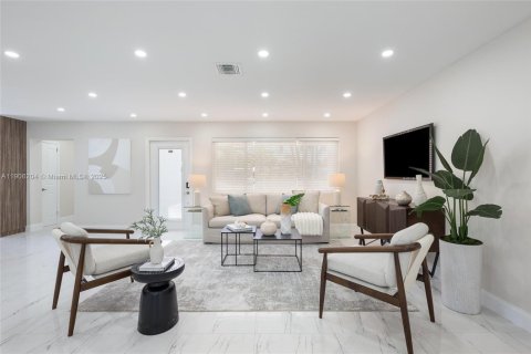 House in Hollywood, Florida 4 bedrooms, 140.75 sq.m. № 1956874 - photo 11