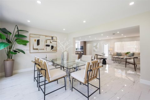 House in Hollywood, Florida 4 bedrooms, 140.75 sq.m. № 1956874 - photo 13