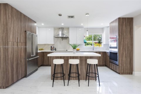 House in Hollywood, Florida 4 bedrooms, 140.75 sq.m. № 1956874 - photo 5