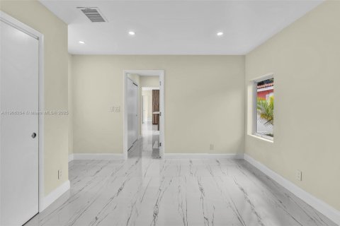 House in Hollywood, Florida 4 bedrooms, 140.75 sq.m. № 1956874 - photo 24