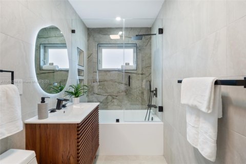 House in Hollywood, Florida 4 bedrooms, 140.75 sq.m. № 1956874 - photo 22