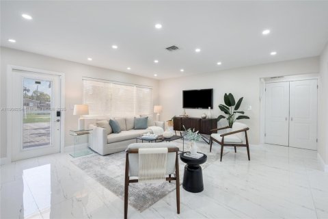 House in Hollywood, Florida 4 bedrooms, 140.75 sq.m. № 1956874 - photo 10