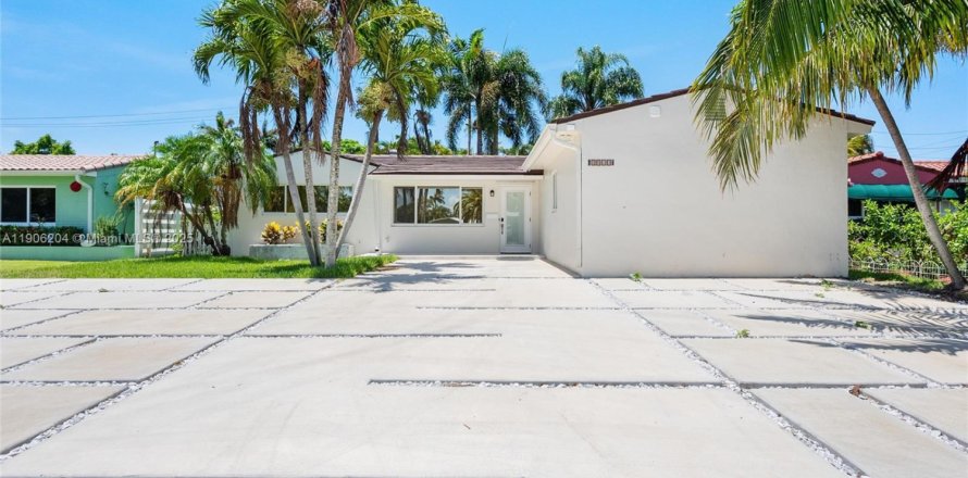 House in Hollywood, Florida 4 bedrooms, 140.75 sq.m. № 1956874