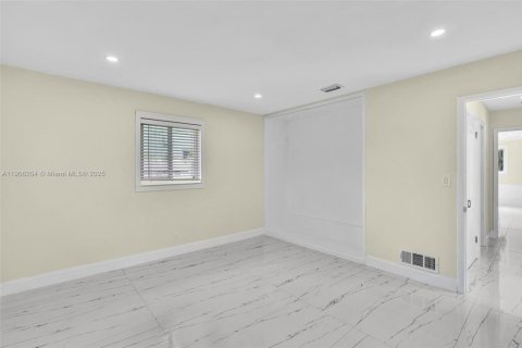 House in Hollywood, Florida 4 bedrooms, 140.75 sq.m. № 1956874 - photo 20