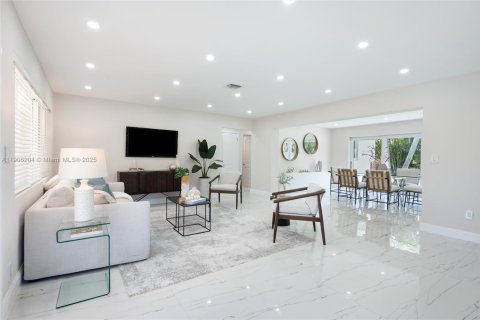 House in Hollywood, Florida 4 bedrooms, 140.75 sq.m. № 1956874 - photo 9