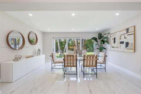 House in Hollywood, Florida 4 bedrooms, 140.75 sq.m. № 1956874 - photo 12