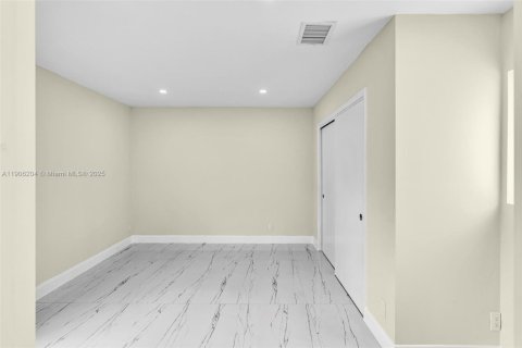 House in Hollywood, Florida 4 bedrooms, 140.75 sq.m. № 1956874 - photo 25