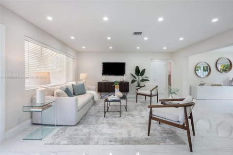 House in Hollywood, Florida 4 bedrooms, 140.75 sq.m. № 1956874 - photo 8