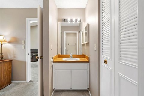 Townhouse in Treasure Island, Florida 2 bedrooms, 85.47 sq.m. № 2112025 - photo 15