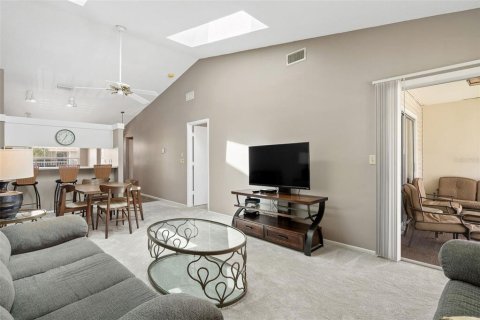 Townhouse in Treasure Island, Florida 2 bedrooms, 85.47 sq.m. № 2112025 - photo 11
