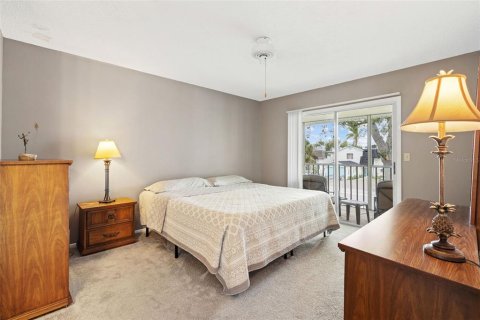 Townhouse in Treasure Island, Florida 2 bedrooms, 85.47 sq.m. № 2112025 - photo 16