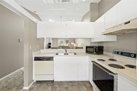 Townhouse in Treasure Island, Florida 2 bedrooms, 85.47 sq.m. № 2112025 - photo 5