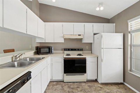 Townhouse in Treasure Island, Florida 2 bedrooms, 85.47 sq.m. № 2112025 - photo 4