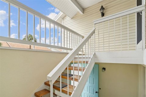 Townhouse in Treasure Island, Florida 2 bedrooms, 85.47 sq.m. № 2112025 - photo 2