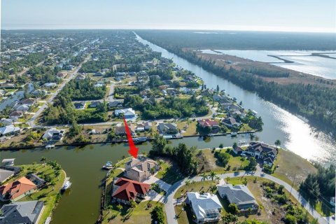 House in Port Charlotte, Florida 4 bedrooms, 330.55 sq.m. № 2419088 - photo 6
