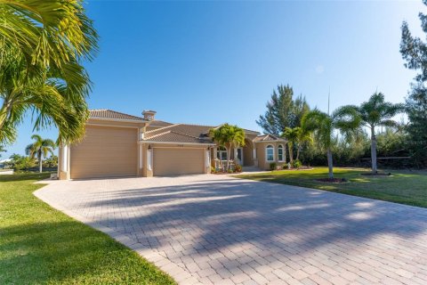 House in Port Charlotte, Florida 4 bedrooms, 330.55 sq.m. № 2419088 - photo 8