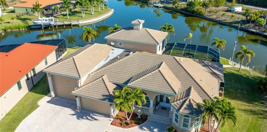 House in Port Charlotte, Florida 4 bedrooms, 330.55 sq.m. № 2419088