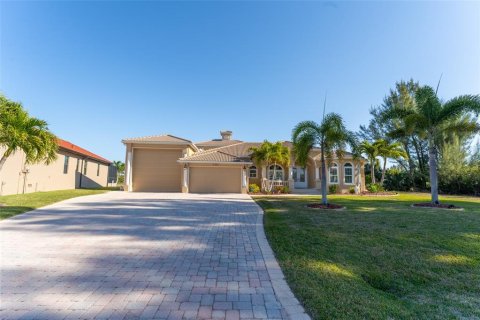 House in Port Charlotte, Florida 4 bedrooms, 330.55 sq.m. № 2419088 - photo 2