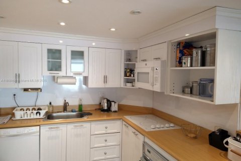Condo in Sunny Isles Beach, Florida, 2 bedrooms  № 1745774 - photo 18